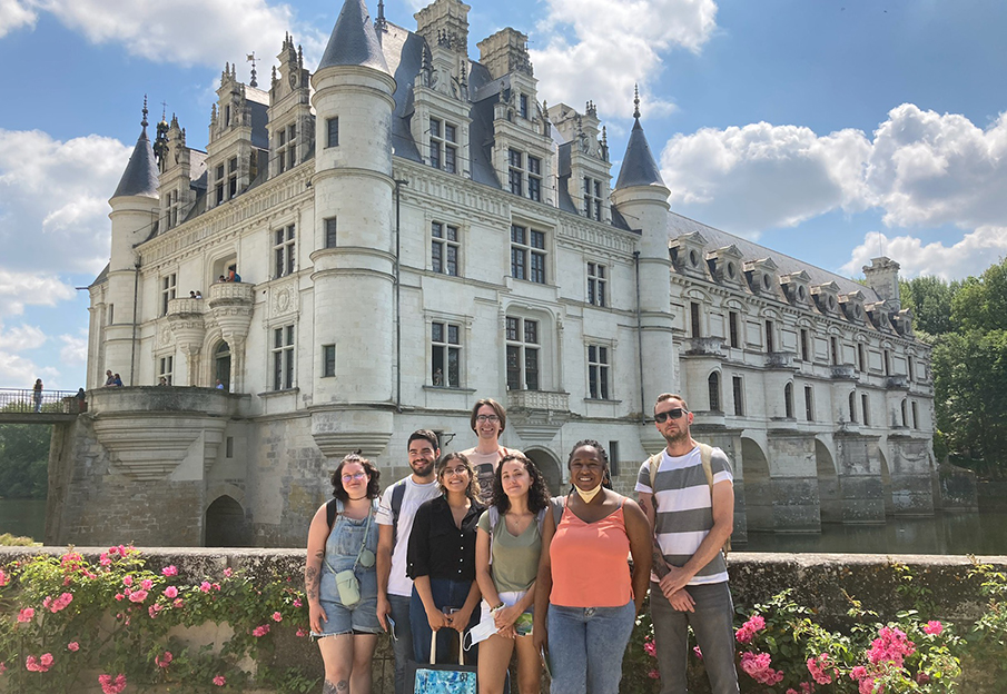 UNF students in front of the Château de Chenonceau