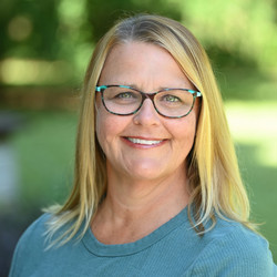 Sharon Snow Headshot