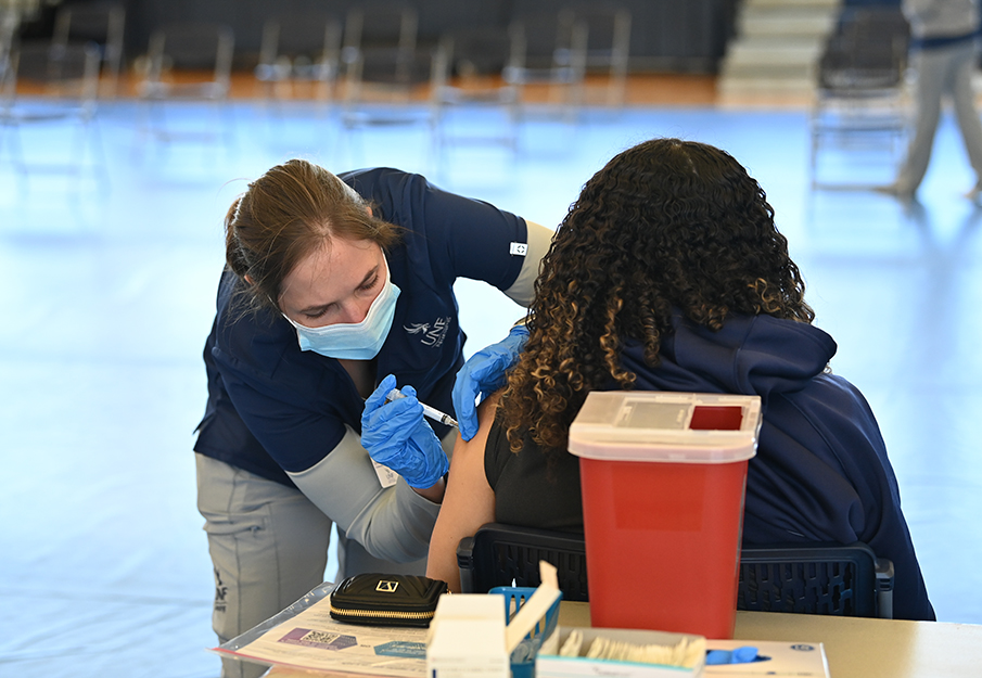 nursing giving vaccine