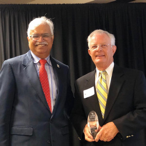 Gary Karsner receiving alumni award