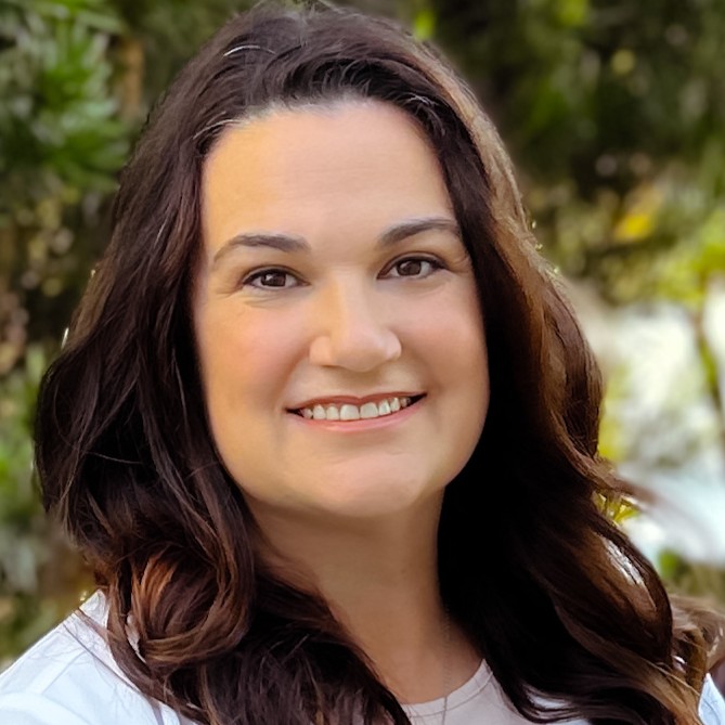 Headshot of Lauren Everly