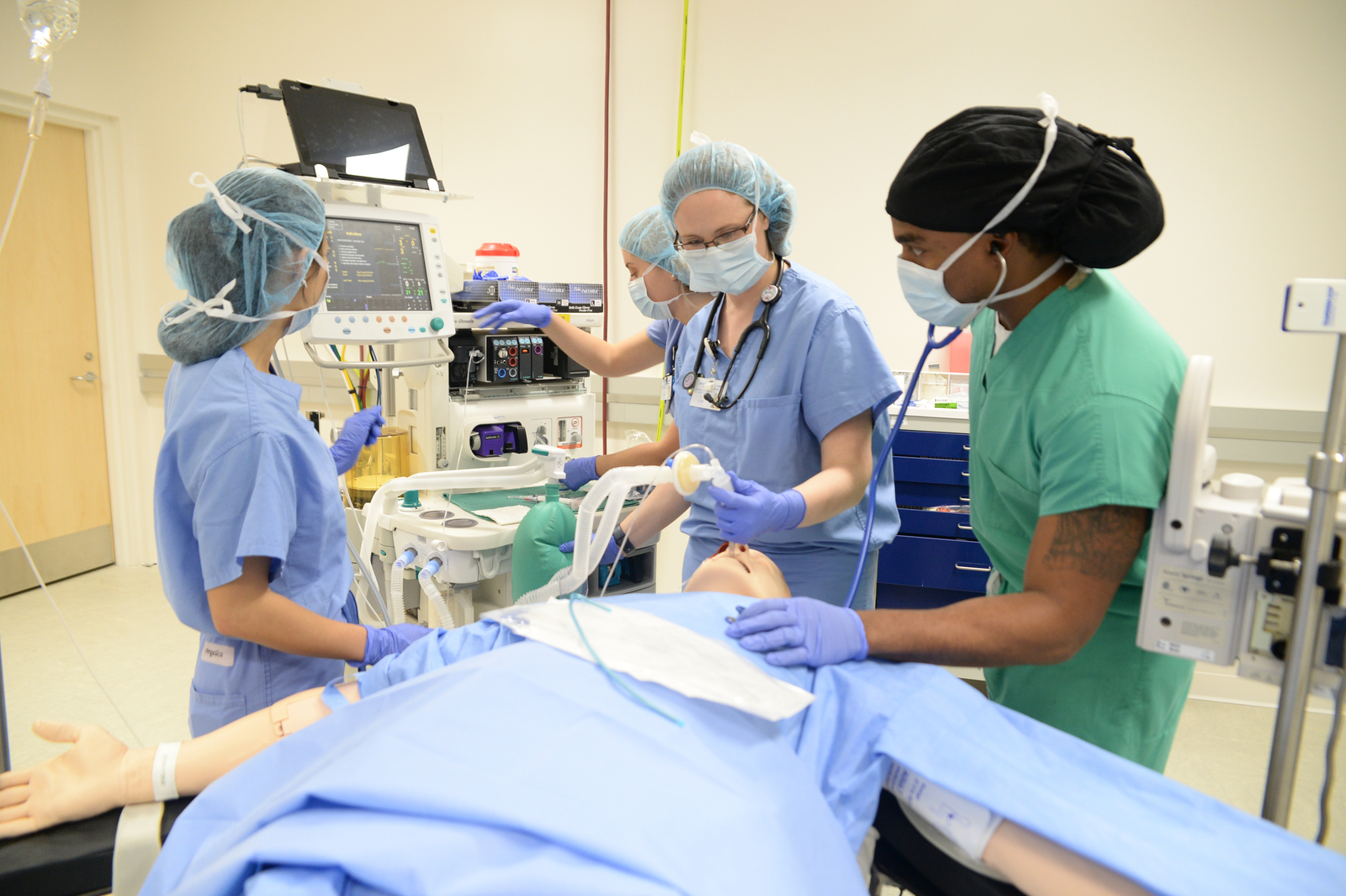 nursing anesthesiology students in the lab