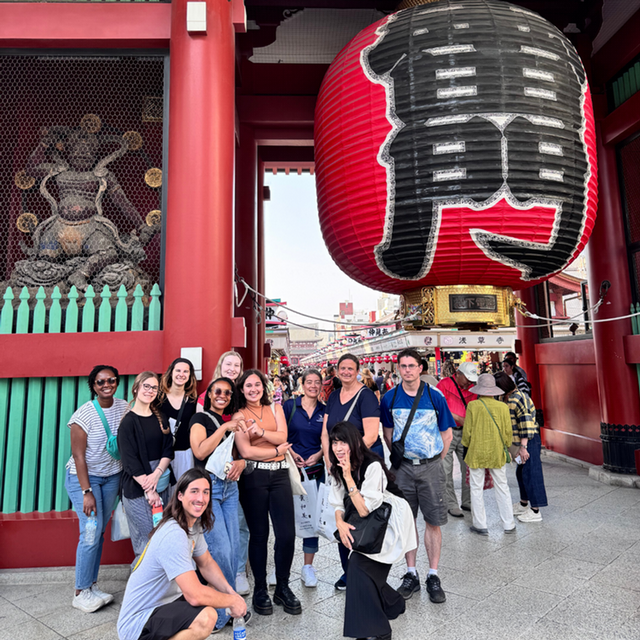 Study abroad group at Tokyo temple gate