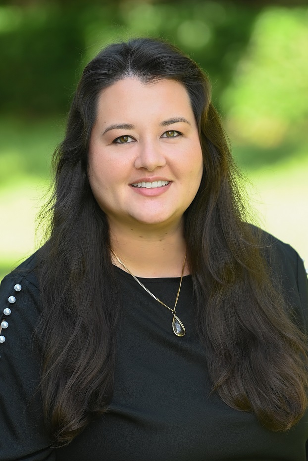 LeAnn Anderson-Vincecruz headshot outsiide.