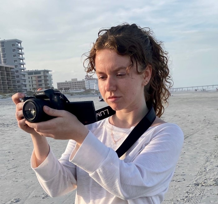 Carly-Kramer-shoots-photos-on-the-beach