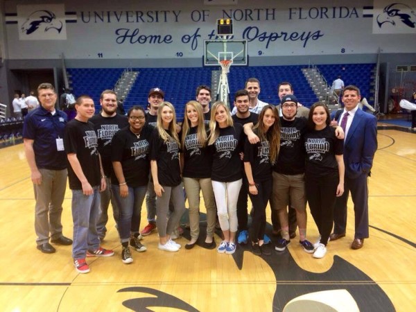 communication students and members of the ESPN@UNF Club pose for photo at UNF center court.