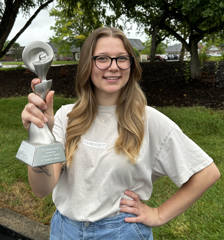 Felicity holds her chrome colored Gracie award.