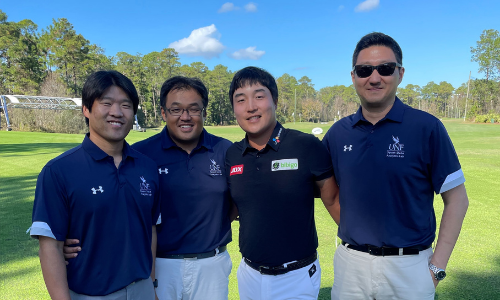 Golfer Lee with UNF students