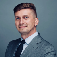 Headshot of tomaz liz in a gray background