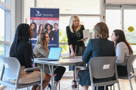 Dr. Leslie Gordon talking to a group of students