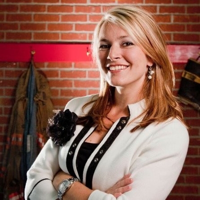 Headshot-Melissa-Lee-brick-background-wearing-white-jacket-black-accents