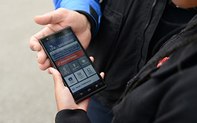 officer showing a student the Safe Ospreys app