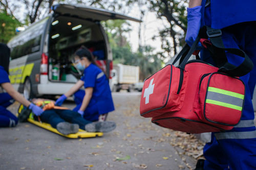 paramedic first aid accident on road