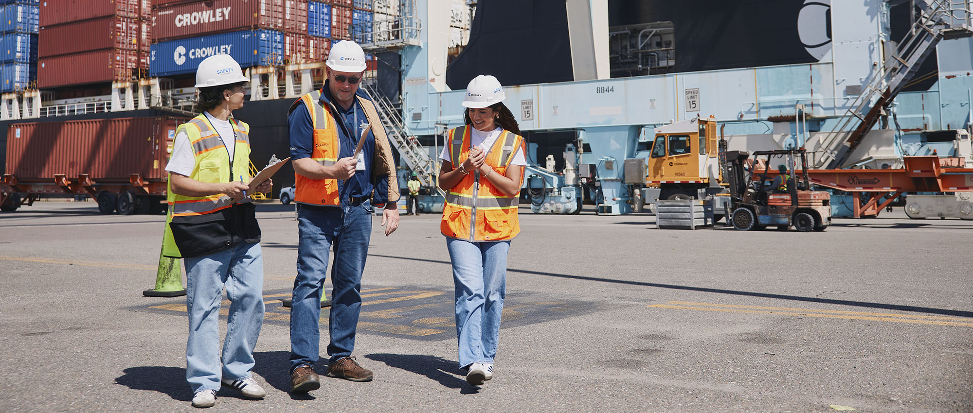 two students talking with a manager at jaxport