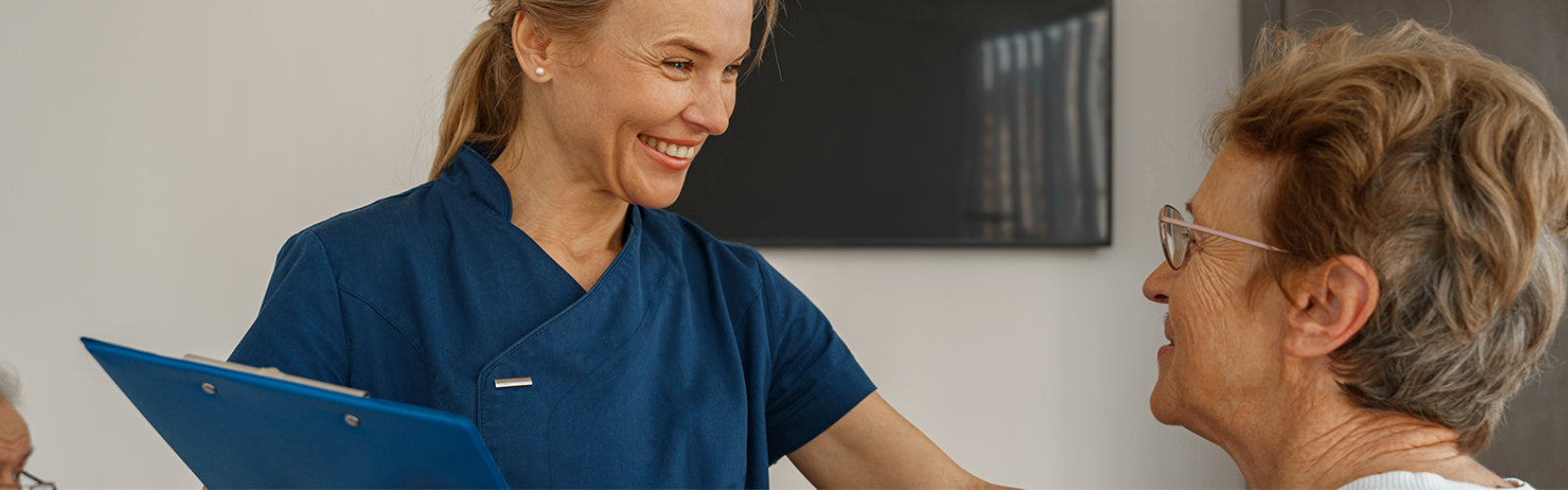 Clinical dietitian talking to a female patient