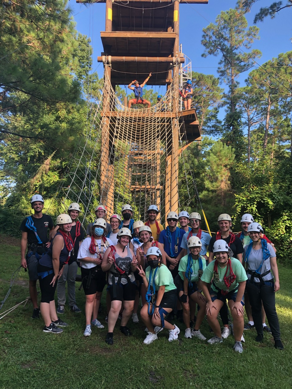 large group of global honors students at eco adventure rope course