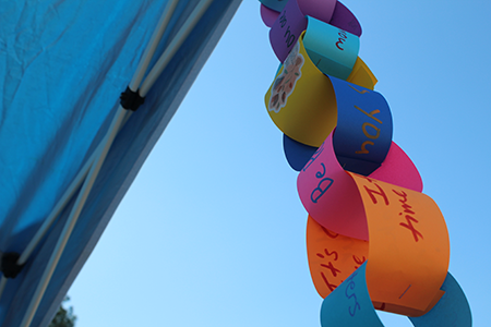 paper chains linked with encouraging notes