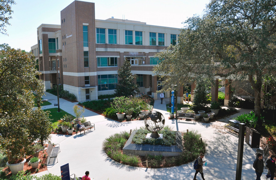 Picture of students walking on UNF campus