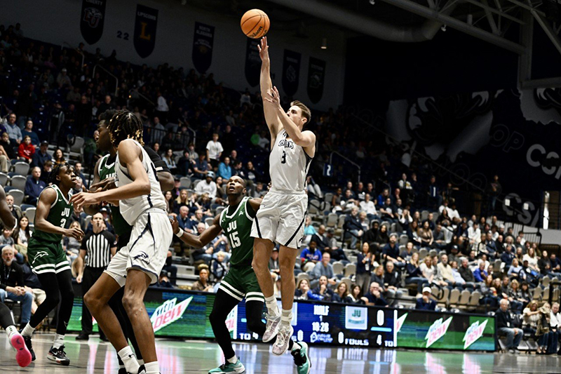 UNF men's basketball player shooting a jumnpshot