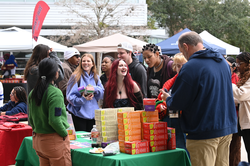 UNF students visiting vendors on campus during Wednesday Market Days