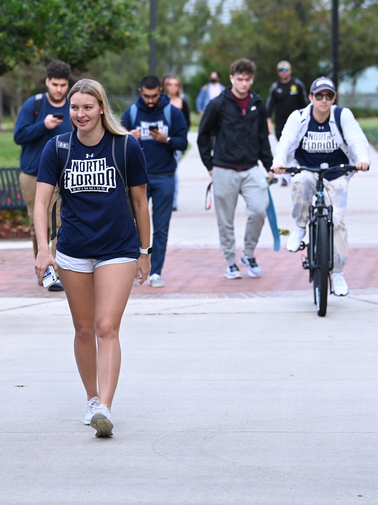 UNF students walking through campus