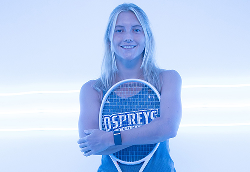 Annabelle Davis smiling and holding a tennis racket