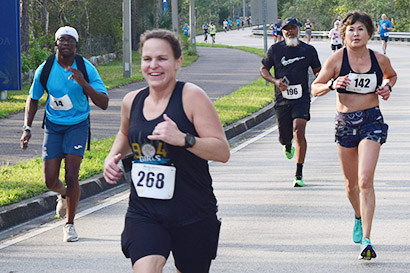 UNF Swoop the Loop 5K Run participants jogging the course