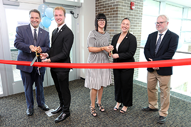 UNF personnel cutting a ribbon during a ceremony at the UNF library