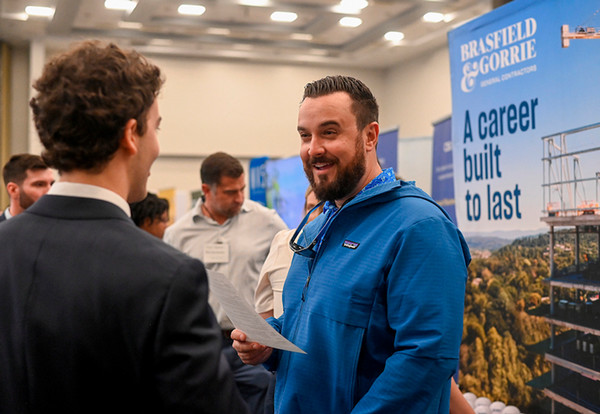 UNF student talking with a Brasfield &amp; Corrie recruiter at Career Event