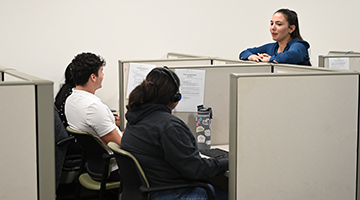 PORL student mentor speaking to three PORL student volunteers