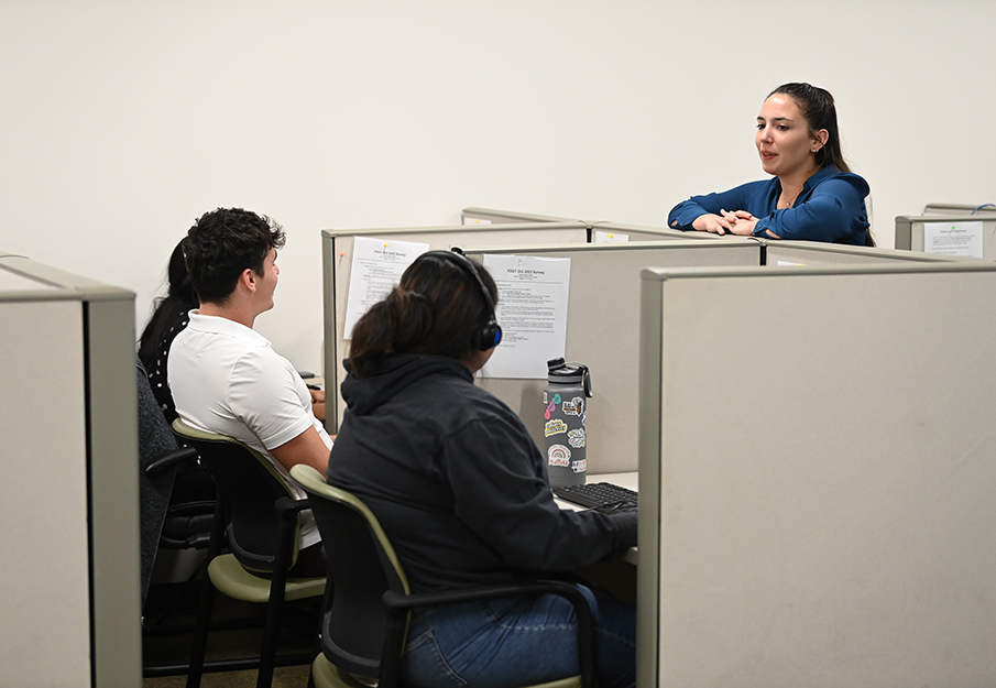 PORL student mentor speaking to three PORL student volunteers