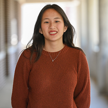 Elle Luedeke headshot