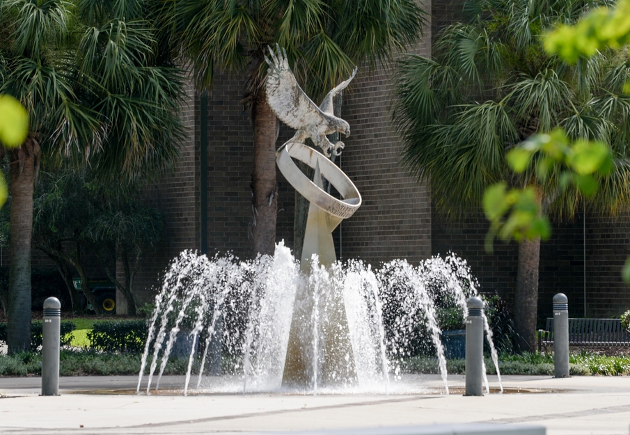 Photo of Osprey fountain located outside of the UNF Arena