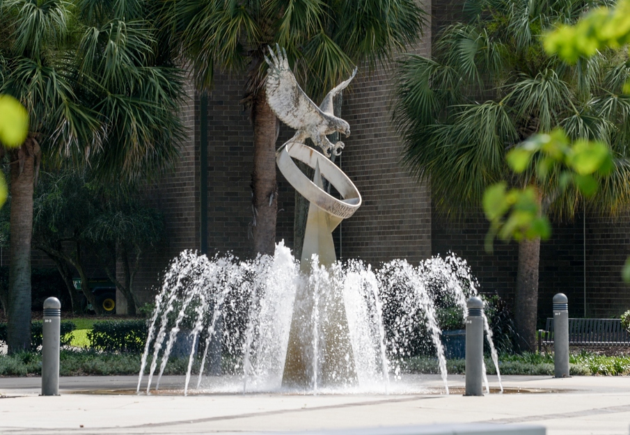 Osprey fountain with water feature