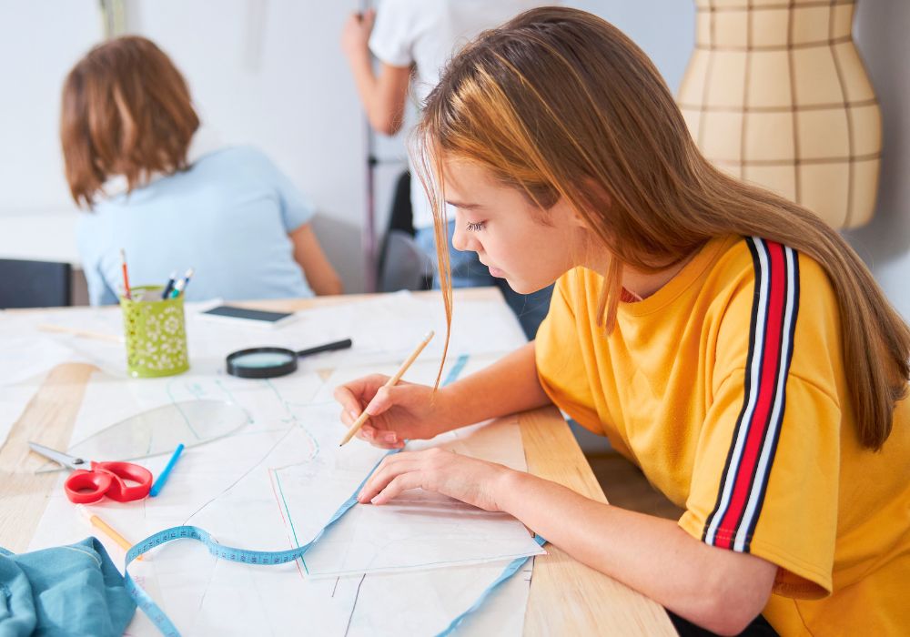 Girl with yellow t-shirts making patterns