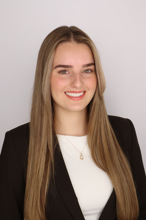 headshot of lend a wing director Anjali 