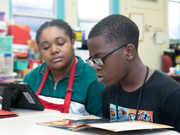 Read USA tutor with student
