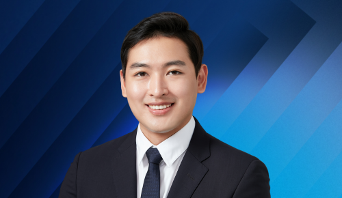Professional Headshot of Han Soo with a blue geometric background