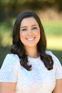 Mindy Herrick headshot outdoors