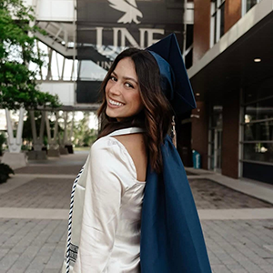 Graduation photo of Isabel Oliveira